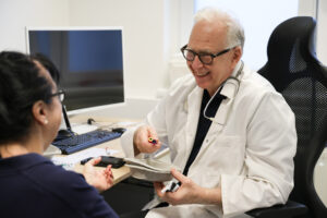 Arbeitsmediziner berät eine Patientin