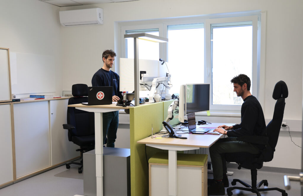 Ein Mann nimmt unterschiedliche Arbeitspositionen ein.